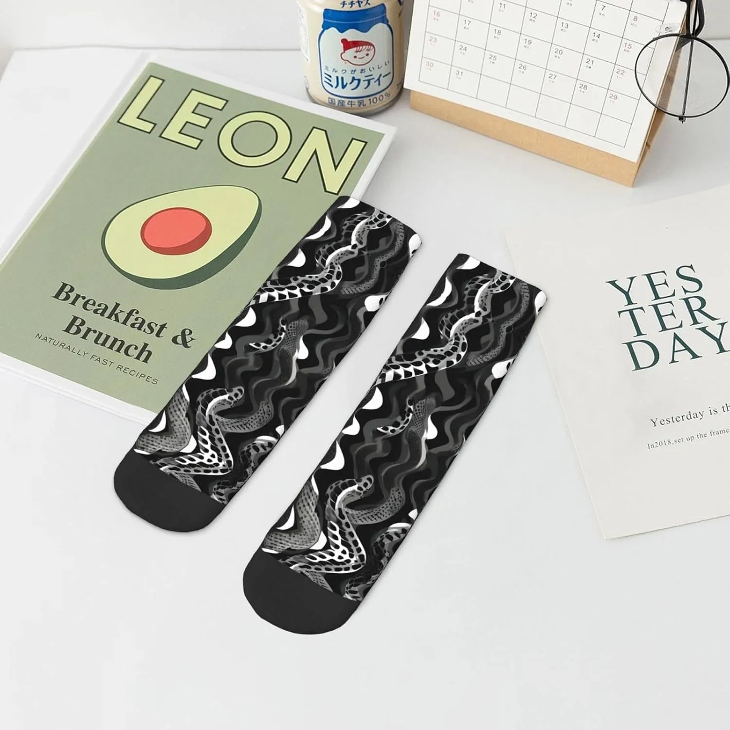 Black White Snake Skin pattern print Men's Moisture Wicking Socks for Work Sports Boot Socks Athletic Running Daily