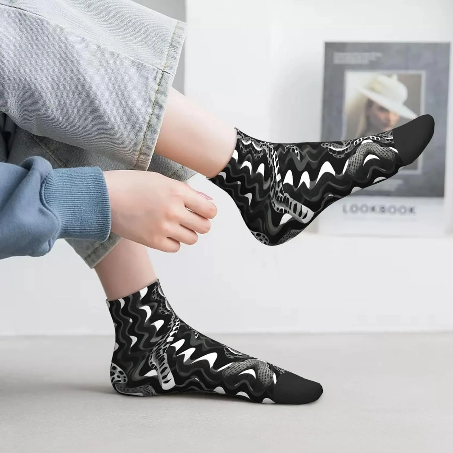 Black White Snake Skin pattern print Men's Moisture Wicking Socks for Work Sports Boot Socks Athletic Running Daily