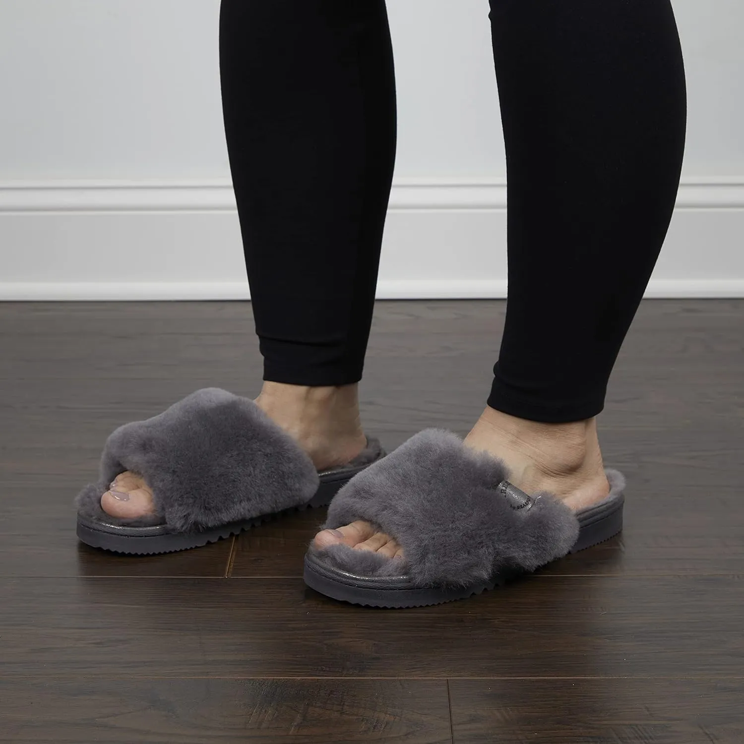 Dearfoams Women's Fireside Cairns Shearling Easy On/Off Slide Sandal Slipper