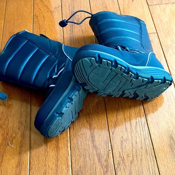 NEW without tag or box kid’s Land Ends snow boot.